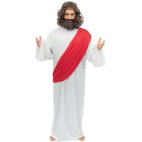 Mann trägt weißes Jesus Kostüm mit roter Stola und ausgestreckten Armen vor hellem Hintergrund.