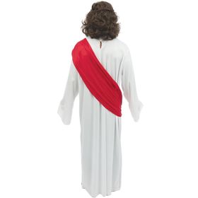 Mann trägt weißes Jesus Kostüm mit roter Stola und ausgestreckten Armen vor hellem Hintergrund.