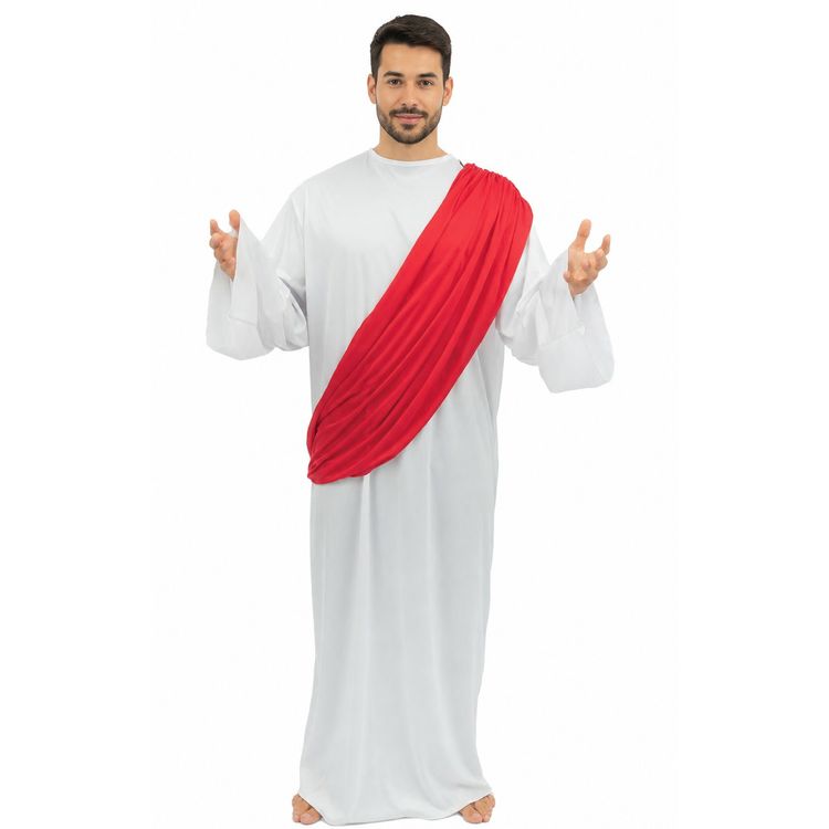 Mann trägt weißes Jesus Kostüm mit roter Stola und ausgestreckten Armen vor hellem Hintergrund.