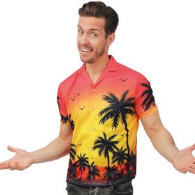 Frau und Mann präsentieren farbenfrohe Hawaiihemden im tropischen Palmen-Look als Partneroutfit.