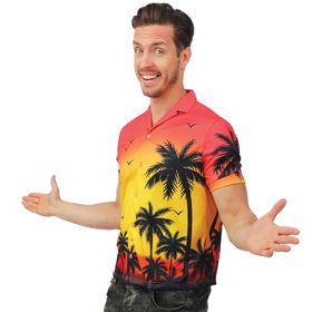 Frau und Mann präsentieren farbenfrohe Hawaiihemden im tropischen Palmen-Look als Partneroutfit.