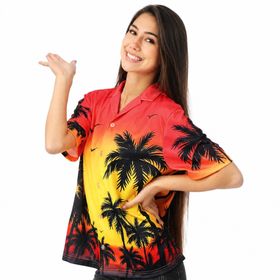 Frau und Mann präsentieren farbenfrohe Hawaiihemden im tropischen Palmen-Look als Partneroutfit.