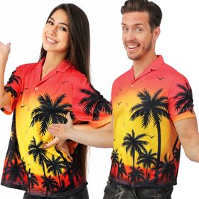 Frau und Mann präsentieren farbenfrohe Hawaiihemden im tropischen Palmen-Look als Partneroutfit.