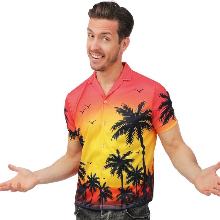 Frau und Mann präsentieren farbenfrohe Hawaiihemden im tropischen Palmen-Look als Partneroutfit.