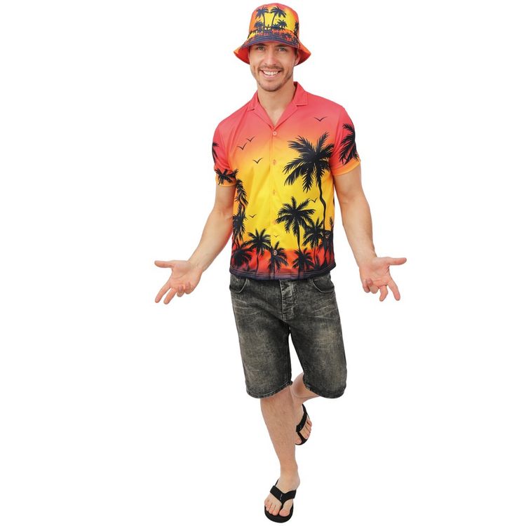 Frau und Mann präsentieren farbenfrohe Hawaiihemden im tropischen Palmen-Look als Partneroutfit.