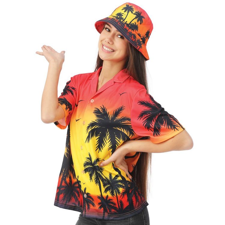 Frau und Mann präsentieren farbenfrohe Hawaiihemden im tropischen Palmen-Look als Partneroutfit.
