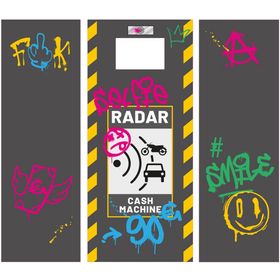 Mann trägt Blitzer Kostüm im Graffiti-Look mit Radar-Motiv und zeigt nach oben für witzige Verkehrskontrolle.