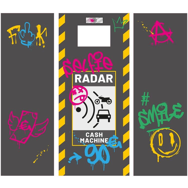 Mann trägt Blitzer Kostüm im Graffiti-Look mit Radar-Motiv und zeigt nach oben für witzige Verkehrskontrolle.