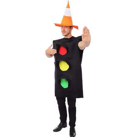 Ampel Kostüm mit Hut Baustellenkegel Unisex JGA Fasching Karneval Mottoparty Spaßkostüm JGA Unisex-Kostüm Einheitsgröße Verkehrskegel Mann trägt schwarzes Ampel Kostüm mit roten, gelben und grünen Lichtern sowie orangefarbenem Baustellenkegel-Hut.