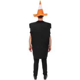 Mann trägt schwarzes Ampel Kostüm mit roten, gelben und grünen Lichtern sowie orangefarbenem Baustellenkegel-Hut.