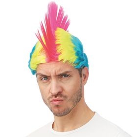 Mann mit auffälliger Mohawk-Perücke lächelt seitlich in die Kamera.