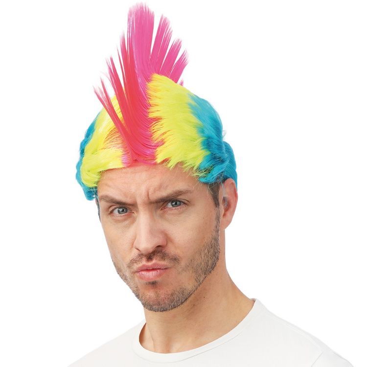 Mann mit auffälliger Mohawk-Perücke lächelt seitlich in die Kamera.