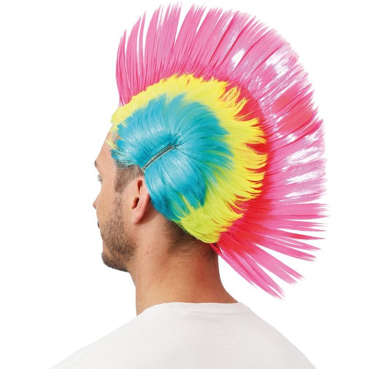 Mann mit auffälliger Mohawk-Perücke lächelt seitlich in die Kamera.