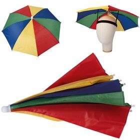 Zwei Personen mit Regenschirm-Hut als lustiges Party-Accessoire dargestellt.