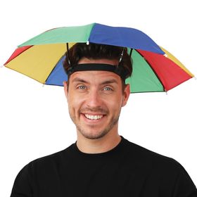 Zwei Personen mit Regenschirm-Hut als lustiges Party-Accessoire dargestellt.