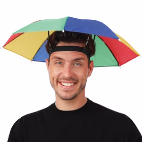 Regenschirm Hut Bunt Schirmmütze Party Gag Fotobox JGA Fasching für Erwachsene Kostüm-Zubehör Mottoparty Fasching Karneval Party Accessoire Sonnenschirm witziger Partyhut Mann mit Regenschirm-Hut lächelt in die Kamera, schwarzes Shirt, Nahaufnahme.
