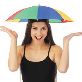 Zwei Personen mit Regenschirm-Hut als lustiges Party-Accessoire dargestellt.