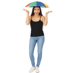 Zwei Personen mit Regenschirm-Hut als lustiges Party-Accessoire dargestellt.