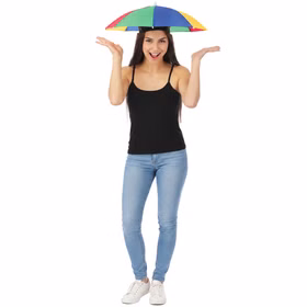 Regenschirm Hut Bunt Schirmmütze Party Gag Fotobox JGA Fasching für Erwachsene Kostüm-Zubehör Mottoparty Fasching Karneval Party Accessoire Sonnenschirm witziger Partyhut Frau trägt bunten Regenschirm-Hut und steht lachend mit erhobenen Händen vor weißem Hintergrund.