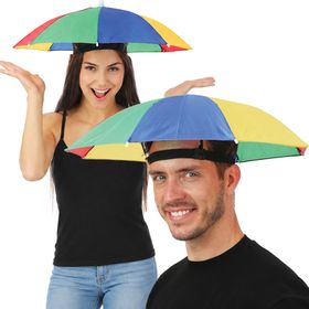 Zwei Personen mit Regenschirm-Hut als lustiges Party-Accessoire dargestellt.