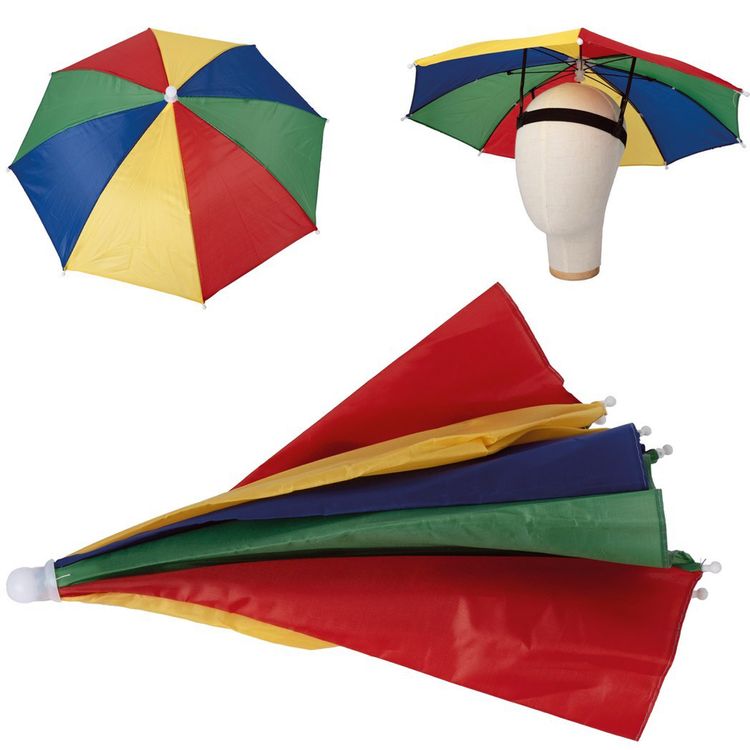 Zwei Personen mit Regenschirm-Hut als lustiges Party-Accessoire dargestellt.