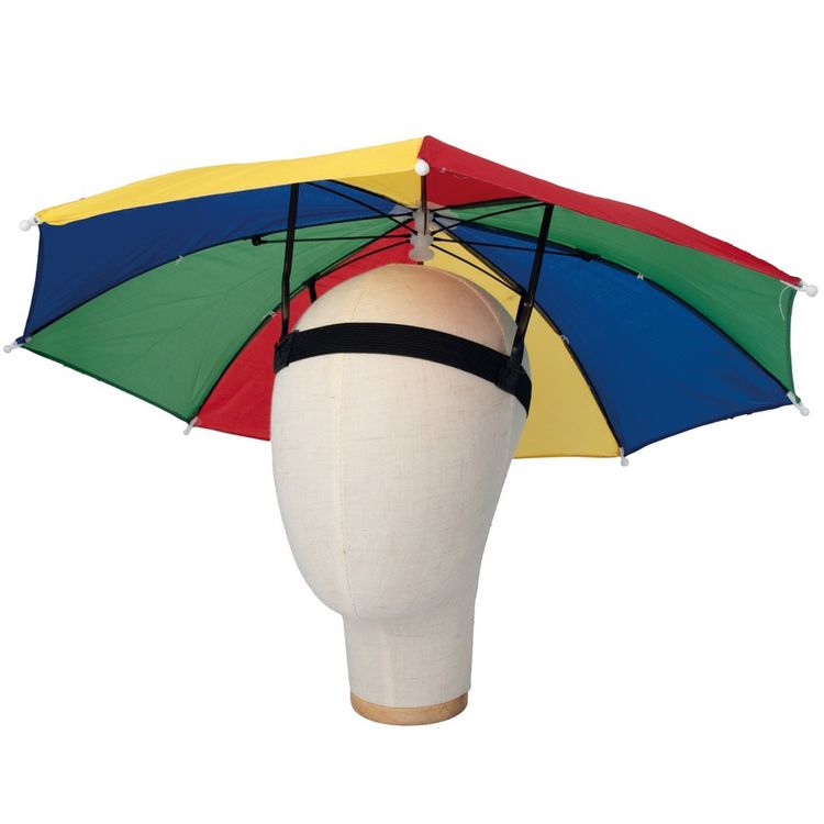 Zwei Personen mit Regenschirm-Hut als lustiges Party-Accessoire dargestellt.