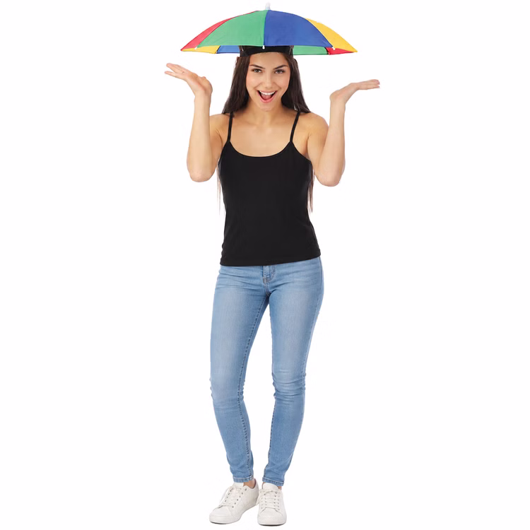 Regenschirm Hut Bunt Schirmmütze Party Gag Fotobox JGA Fasching für Erwachsene Kostüm-Zubehör Mottoparty Fasching Karneval Party Accessoire Sonnenschirm witziger Partyhut Frau trägt bunten Regenschirm-Hut und steht lachend mit erhobenen Händen vor weißem Hintergrund.