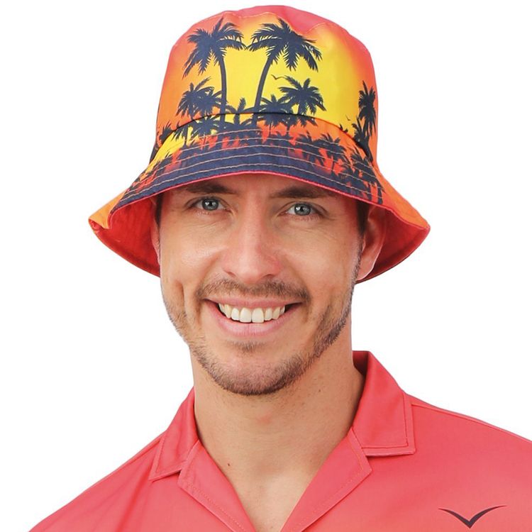 Mann und Frau tragen sommerlichen Fischerhut im Hawaii-Stil.