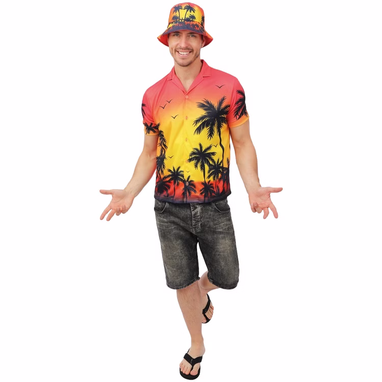 Fischerhut Hawaii Tropical Palmen Sunset Bucket Hat Festival für Erwachsene Kostüm-Zubehör Fasching Karneval Mottoparty JGA Beachparty Sommerurlaub Mann trägt Fischerhut mit Palmenmotiv im Sonnenuntergangsdesign und dazu das passende Hawaiihemd.