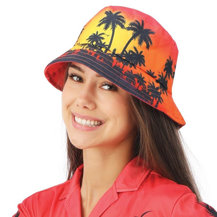 Mann und Frau tragen sommerlichen Fischerhut im Hawaii-Stil.