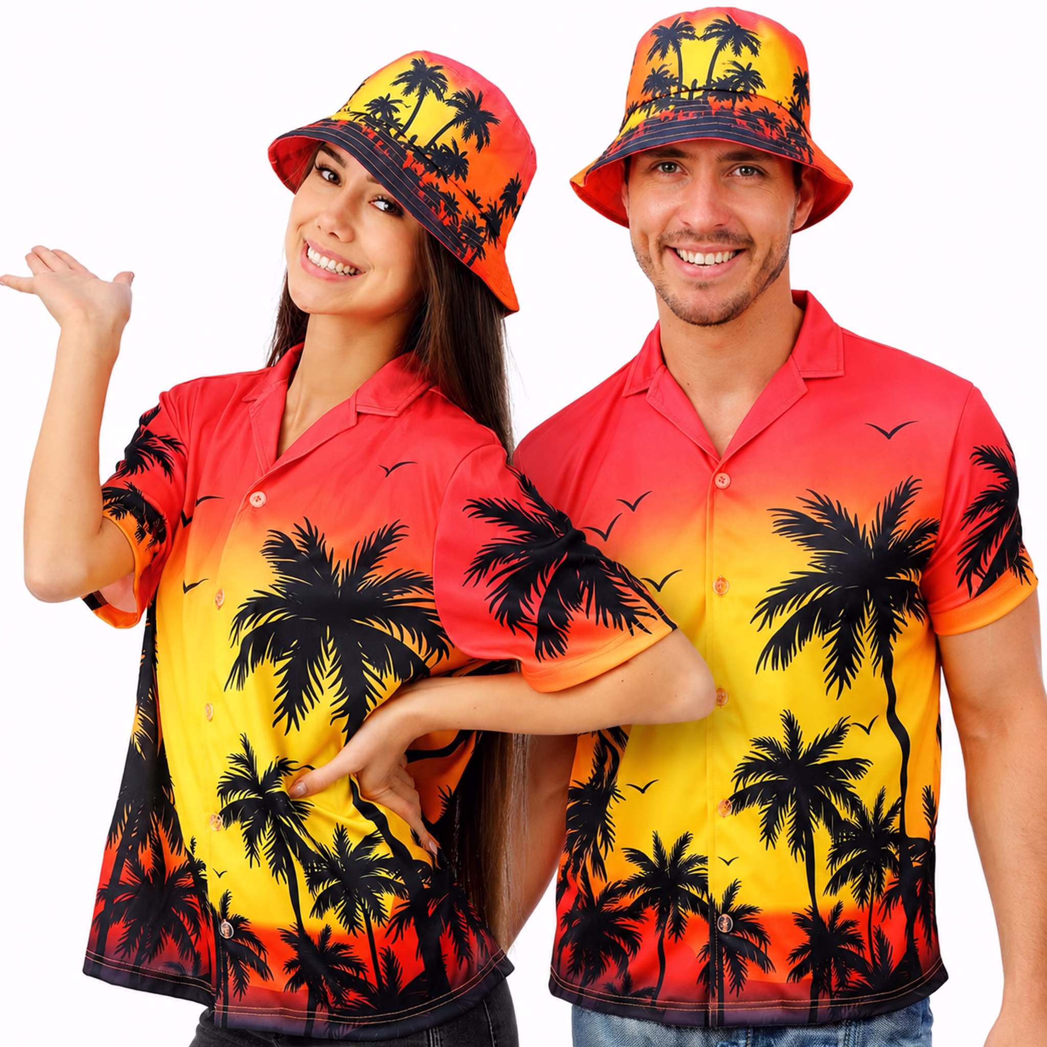 Frau und Mann tragen farbenfrohe Hawaiihemden mit schwarzem Palmen-Print und passende Fischerhüte im tropischen Sunset-Design.