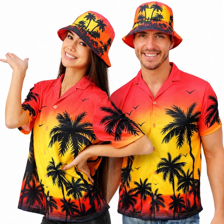 Hawaiihemd mit Fischerhut Palmen Sunset für Damen & Herren Frau und Mann tragen farbenfrohe Hawaiihemden mit schwarzem Palmen-Print und passende Fischerhüte im tropischen Sunset-Design.