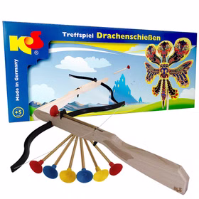 Treffspiel Drachenschießen aus Holz mit Armbrust & 6 Sicherheitspfeilen Nostalgie Spielzeug Pfeil und Bogen Rollenspiel für Kinder hochwertiges Holzspielzeug made in Germany Holz-Armbrust mit sechs bunten Sicherheitspfeilen vor der Verpackung des Treffspiels Drachenschießen – hochwertiges Holzspielzeug Made in Germany.