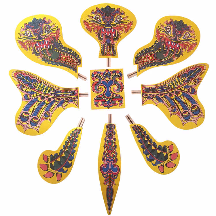 Treffspiel Drachenschießen aus Holz mit Armbrust & 6 Sicherheitspfeilen Nostalgie Spielzeug Pfeil und Bogen Rollenspiel für Kinder hochwertiges Holzspielzeug made in Germany Farbenfroher Steckdrache aus neun Einzelteilen mit dekorativem Drachenmotiv für das Treffspiel Drachenschießen.