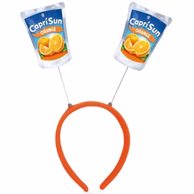 Oranger Capri-Sun® Haarreif mit zwei beweglich befestigten Trinkpäckchen-Motiven der Sorte Orange auf weißem Hintergrund.