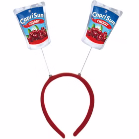 Capri Sun Cherry Haarreif Produktansicht Roter Capri-Sun® Cherry Haarreif mit zwei beweglich befestigten Trinkpäckchen-Motiven auf weißem Hintergrund.
