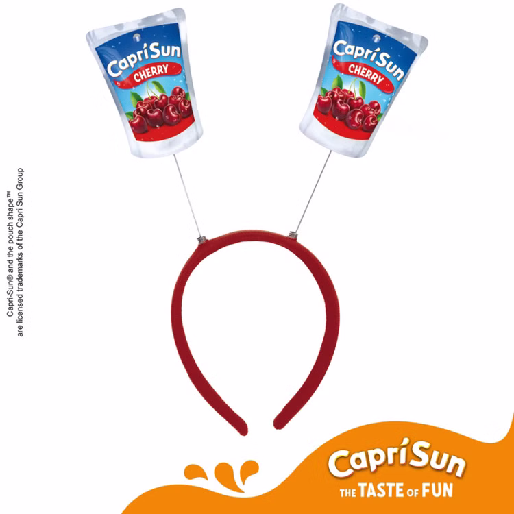 Capri Sun Cherry Haarreif Lizenzartikel Lizenzierter roter Capri-Sun® Cherry Haarreif mit zwei Trinkpäckchen-Motiven sowie Capri Sun Logo und Markenhinweis.