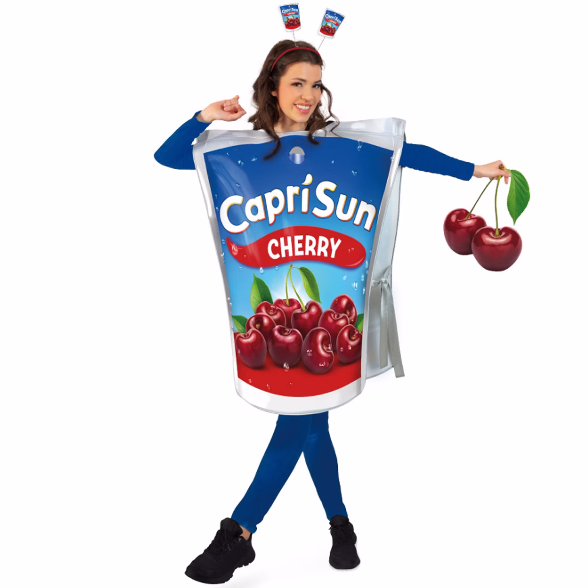 Frau trägt das Capri Sun Cherry Kostüm mit passendem Haarreif und hält zwei große Kirschen als Dekoration.