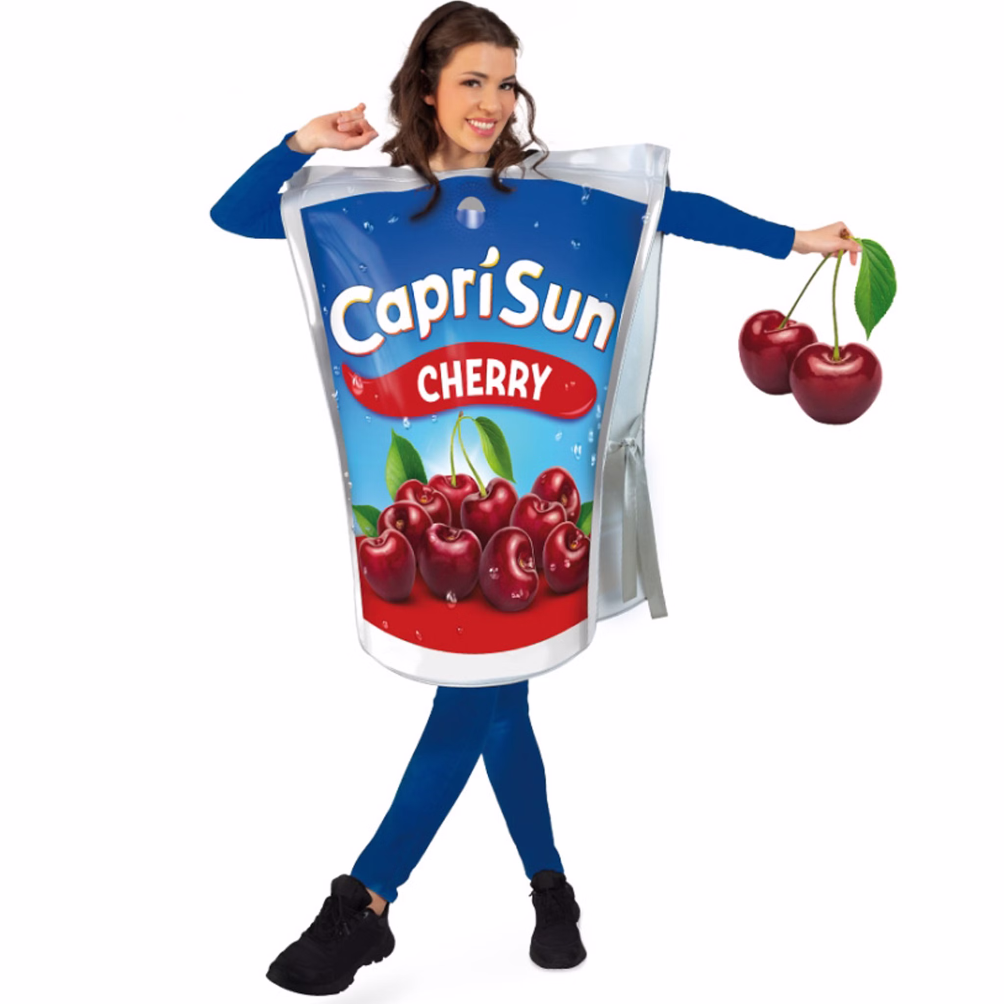 Frau im Capri Sun Cherry Trinkpäckchen-Kostüm mit blauem Oberteil und Hose sowie dekorativen Kirschen in der Hand.