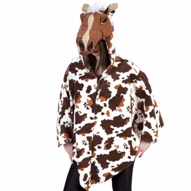 Erwachsene Person trägt den braun-weiß gemusterten Pferde-Poncho Hufbert mit detailreicher Pferdekopf-Kapuze in Frontalansicht.