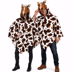 Dame und Herr präsentieren gemeinsam den Western Pferde-Poncho „Hufbert“ für Erwachsene. Beide tragen die braun-weiß gemusterte Tunika mit Kapuze in Pferdekopf-Design und zeigen die Unisex-Passform des humorvollen Tierkostüms.