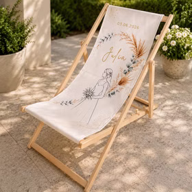 Boho Hochzeits-Liegestuhl 2er-Set personalisiert mit Vornamen & Hochzeitsdatum Hochwertiges Hochzeitsgeschenk Geschenkidee zur Hochzeit stilvolle Entspannung für Braut & Bräutigam Liegestuhl für die Braut mit Name Julia, Hochzeitsdatum und floraler Boho-Illustration auf heller Terrasse.