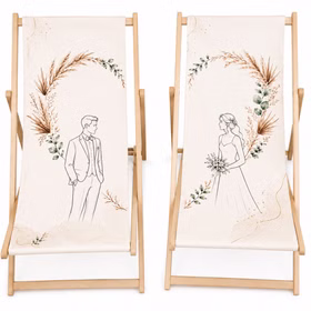 Boho Hochzeits-Liegestuhl 2er-Set personalisiert mit Vornamen & Hochzeitsdatum Hochwertiges Hochzeitsgeschenk Geschenkidee zur Hochzeit stilvolle Entspannung für Braut & Bräutigam Zwei Hochzeits-Liegestühle mit Braut- und Bräutigam-Motiv, hellem Stoffbezug und Holzgestell vor weißem Hintergrund.