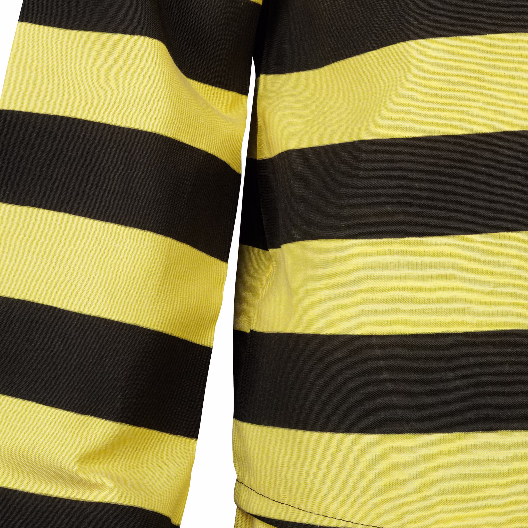 Detailaufnahme des gelb-schwarz gestreiften Stoffes an Ärmel und Oberteil mit sichtbaren Nähten und feiner Gewebestruktur.