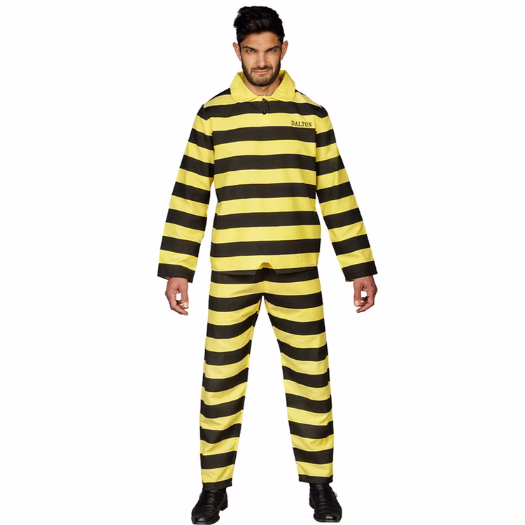 Lucky Luke Dalton Brüder Kostüm Sträfling Bandit Western Herren Gr. M-XXL Fasching Karneval Mottoparty Comicheld Lizenz Paarkostüm Gruppenkostüm Herrenmodell trägt das gelb-schwarz gestreifte Lucky Luke Dalton Kostüm mit Oberteil, Hose und Dalton-Schriftzug von vorn.