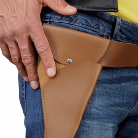 Nahaufnahme des braunen Gürtelholsters mit Druckknopf am Lucky-Luke-Kostüm, getragen über einer blauen Jeans.