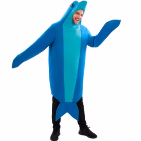 Lachender Mann im blauen Delfin Kostüm Finn für Erwachsene mit Flossenärmeln und großer Schwanzflosse vor weißem Hintergrund.