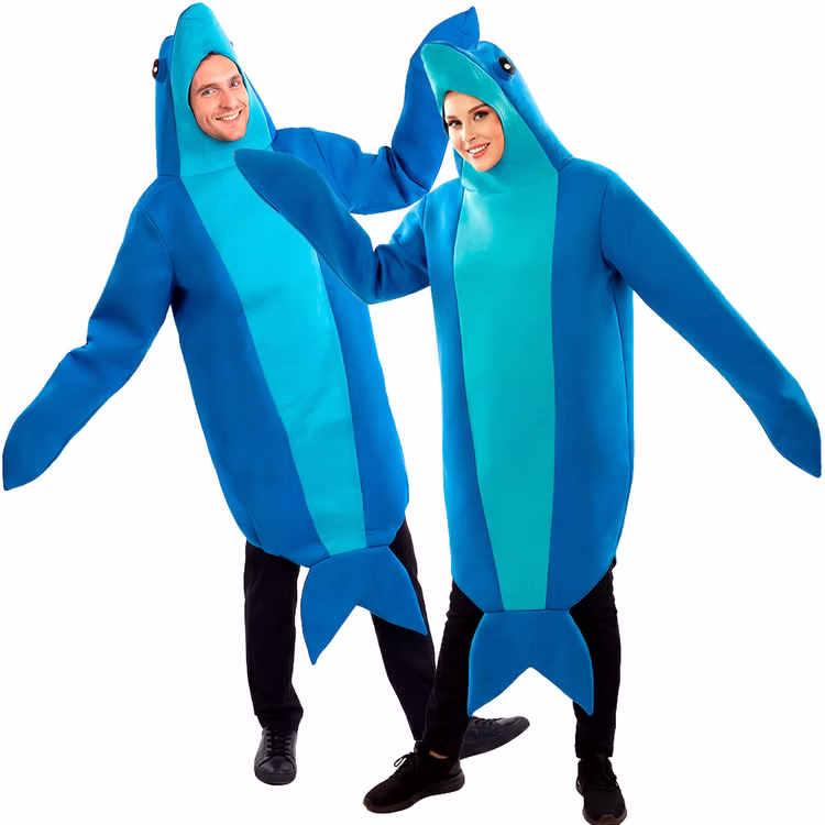 Delfin Kostüm Finn Paar Kostüm für Erwachsene Zwei Erwachsene im blauen Delfin Kostüm Finn mit Flossenärmeln, heller Bauchpartie und Schwanzflosse vor weißem Hintergrund.