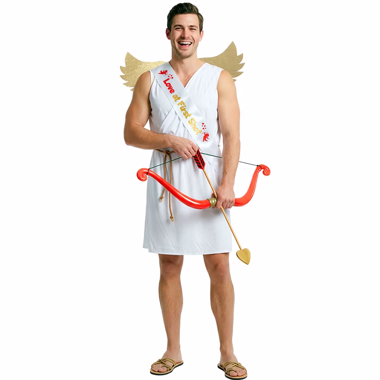 Amor Kostüm Valentin JGA Verkleidung für Herren Lachender Mann im weißen Liebesengel Kostüm mit goldenen Flügeln und Schärpe hält dekorativ einen roten Bogen mit Herzpfeil.