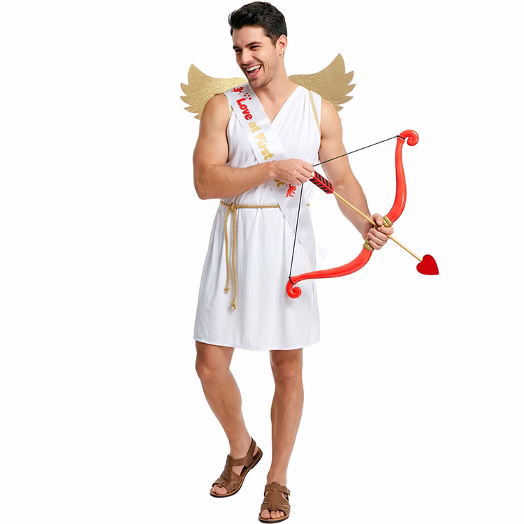 Amor Kostüm Valentin JGA Verkleidung für Herren Lachender Mann im weißen Liebesengel Kostüm mit goldenen Flügeln und Schärpe hält dekorativ einen roten Bogen mit Herzpfeil.